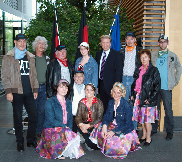 Das Ensemble von 'Mit 17 hett man noch Drööms' mit dem Moderator des Abends, Ludger Abeln vom NDR  Fernsehen: (v.l. vorne) Gabriele Manke, Harald Schmidt, Claudia Schröder, Marion Zomerland, (hinten v.l.) Arnold Preuß, Heinz Fuchs, Klaus Aden, Fehmke Seibert, Ludger Abeln, Marc Gelhart, Marianne Karstens, Nicolas C. Ducci