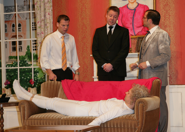 von links: Kay Kruppa als Eric Swan, Marc Gelhart als Mr. Forbright, Marc Plate als George Jenkins und liegend Hermes Schmid als Onkel George in 'Rente gut - alles gut' - Foto: Melanie Bosse