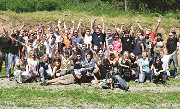 Marc (links neben orangenem T-Shirt) beim Komparsentraining von action concept