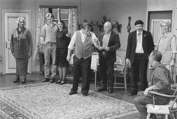 Es ist nicht ganz nach Gustes (Magita Pust) plänen gelaufen: Schorsch (Marc Gelhart) und Eva (Claudia Schröder) kriegen sich zum Schluss doch noch. Da hilft auch alles Schimpfen von Peter Fiesebarg nicht - Hannes (Klaus Aden) kann seinen Hof behalten. Und die Geschwister August (Harald Schmidt) und Katrin (Berta Brinkhoff) haben sich nach Ewigkeiten auch wieder. Opa (Horst Jönck) ist zufrieden.